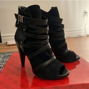 GUESS 5.5 Candie black leather peep toe booties